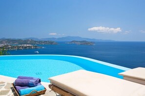 A swimming pool with a view of the sea and distant mountains. - Kivo Art & Gourmet Hotel (Skiathos)