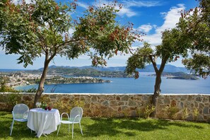 Piscina externa sazonal, guarda-sóis, espreguiçadeiras
