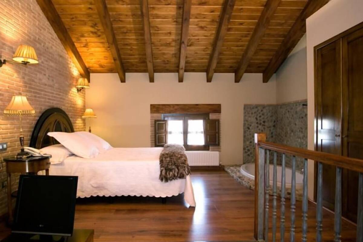 hypo-allergenic bedding, desk, soundproofing, free wifi