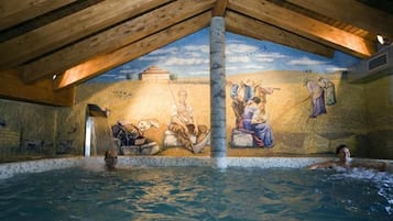 Piscina coperta, lettini