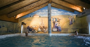 Indoor pool, pool loungers - Posada Los Condestables (Villalpando)
