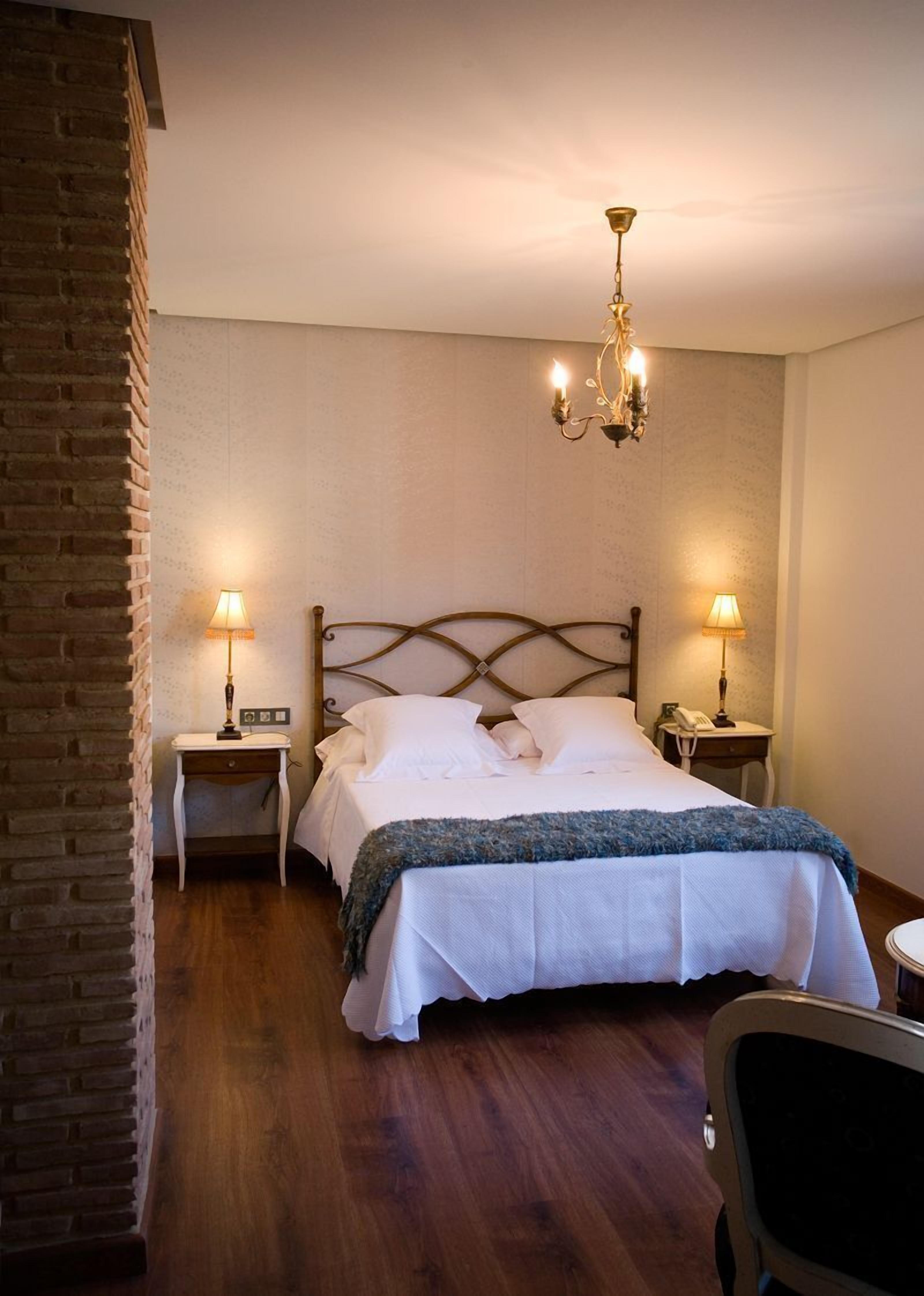 hypo-allergenic bedding, desk, soundproofing, free wifi