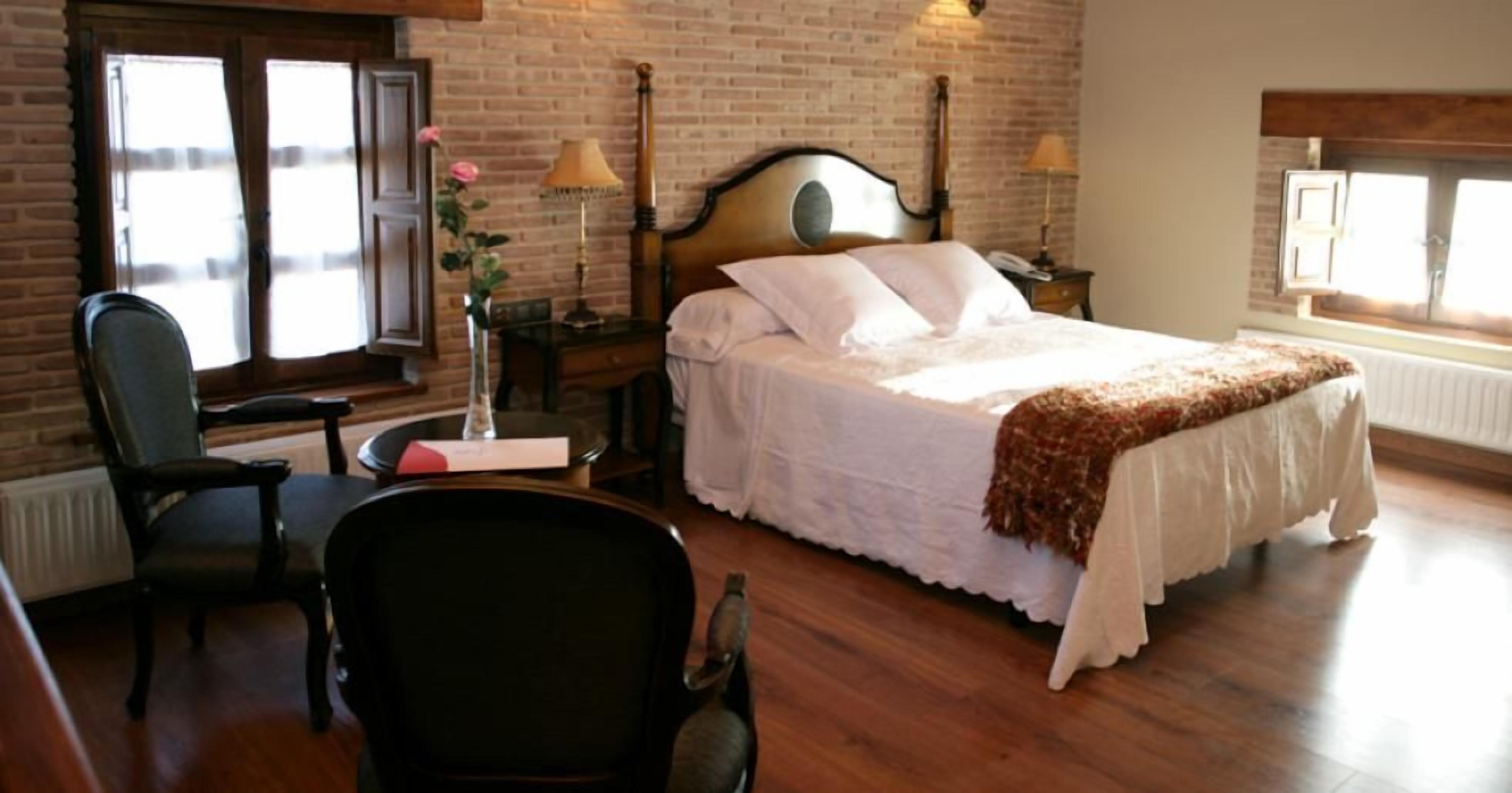 hypo-allergenic bedding, desk, soundproofing, free wifi