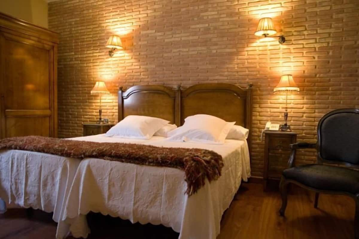 hypo-allergenic bedding, desk, soundproofing, free wifi