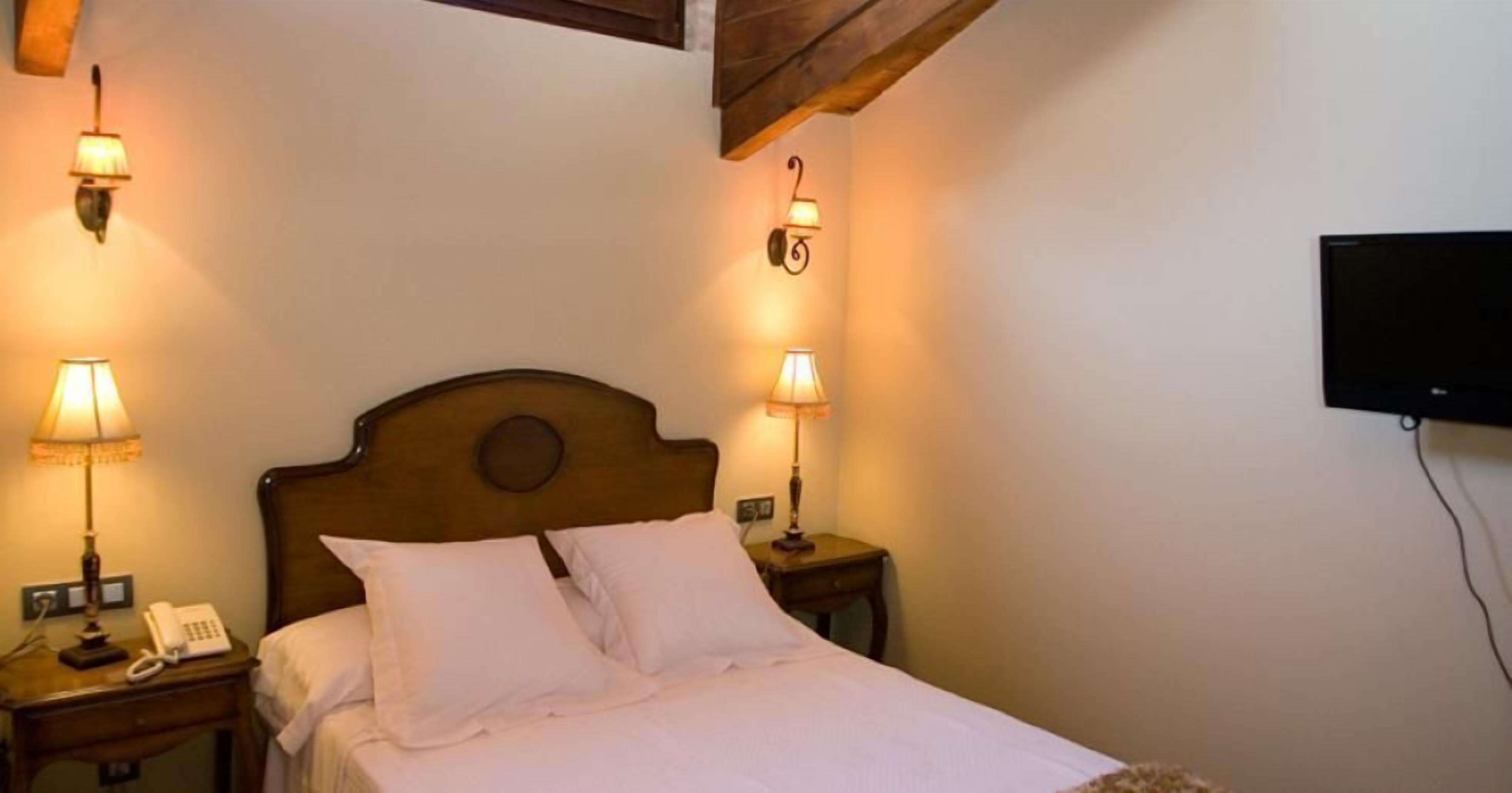 hypo-allergenic bedding, desk, soundproofing, free wifi