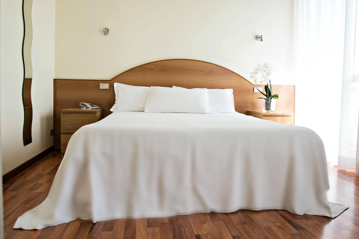 Kamer, 1 twee- of 2 eenpersoonsbedden | Select Comfort-bedden, een kluis op de kamer, een bureau