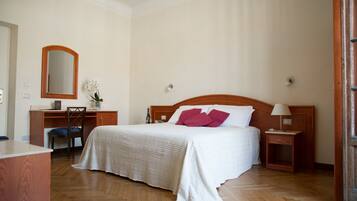 أسرّة سليكت كومفورت وخزنة داخل الغرفة ومكتب ومساحة عمل للكمبيوتر المحمول