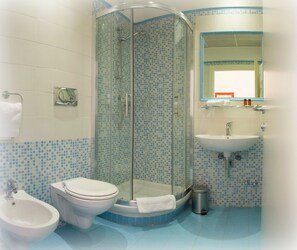 Superior Double or Twin Room | Bathroom | Shower, free toiletries, hair dryer, bidet - Hotel Palladio (Milan)