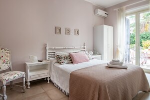 Cubrecamas, escritorio, cortinas blackout y camas plegables/adicionales 