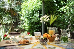 Daily buffet breakfast for a fee