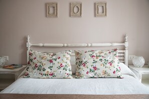 Down duvets, desk, blackout curtains, rollaway beds - b&b Villa Ortensia (Aci Castello)