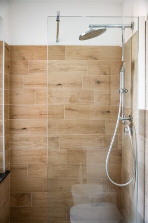 Triple Room | Bathroom - b&b Villa Ortensia (Aci Castello)