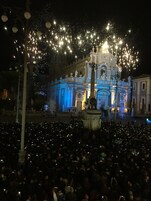Una multitud se ha reunido alrededor de un edificio histórico de arquitectura clásica, con columnas y estatuas.