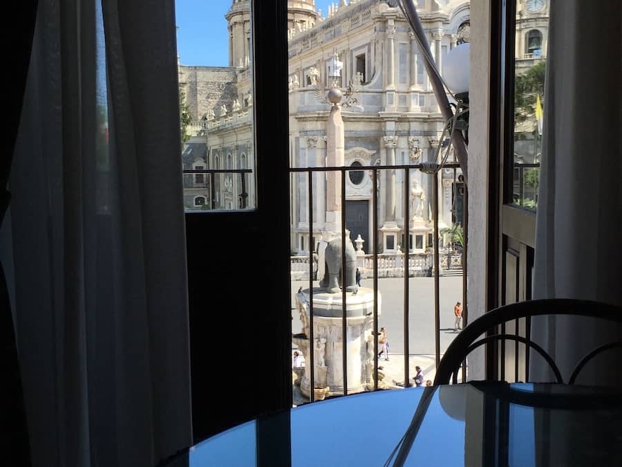 Caja de seguridad en la habitación y escritorio