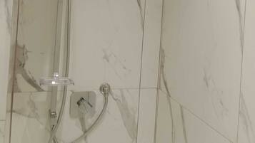 Douche, articles de toilette gratuits, sĂšche-cheveux