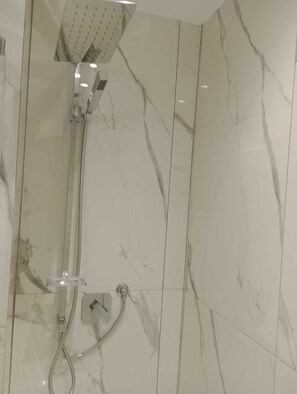 Chuveiro, produtos de toalete grátis, secador de cabelo 