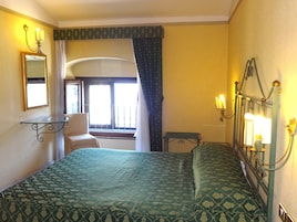 Camera doppia | Una cassaforte in camera, una scrivania, insonorizzazione