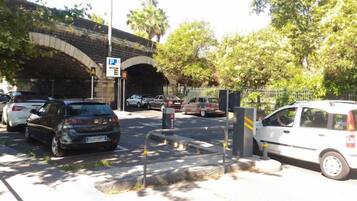 Parking sans voiturier (15 EUR par jour)