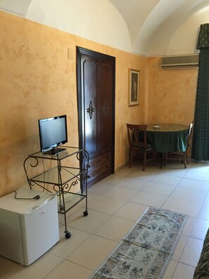 Zimmersafe, Schreibtisch, schallisolierte Zimmer, Bügeleisen/Bügelbrett