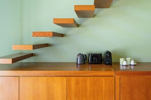 Refrigerador, microondas, placa de cocina, cafetera expreso