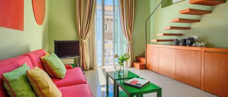 Studiosvit Superior | Vardagsrum | 32-tums platt-tv med digitalkanaler, tv och en tv-spelskonsol