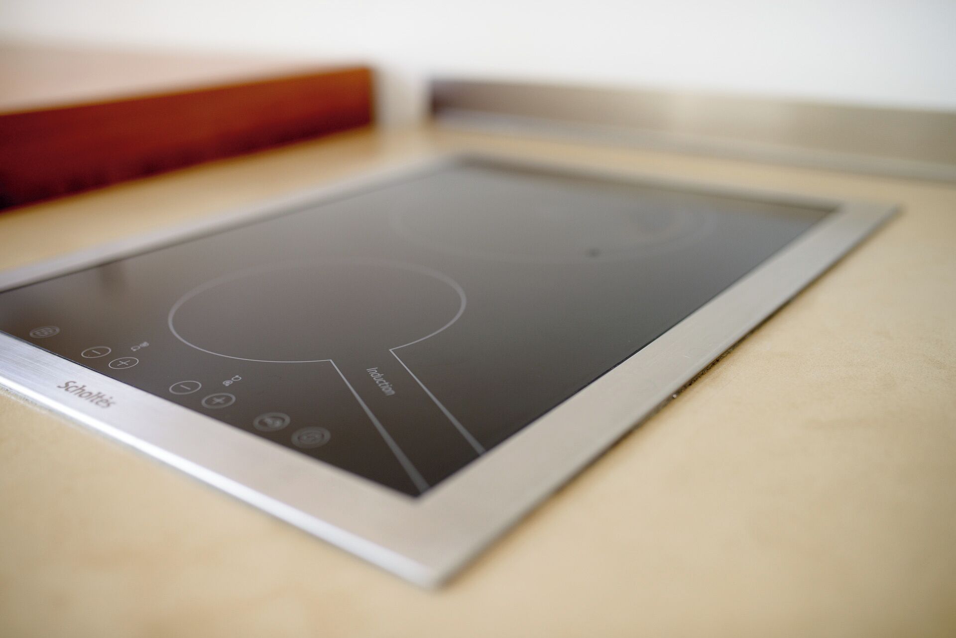 En moderne induktionskogeblus med et elegant design og få betjeningsknapper.