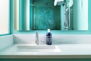 Deluxe Studio Suite | Bathroom | Designer toiletries, hair dryer, bidet, towels - Pretaloger Verdi 18 (Naples)