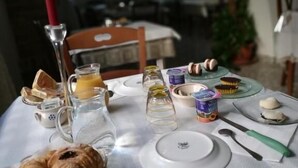 A breakfast table with croissants, a candle, and various breakfast items. - Villa San Giacomo (Scerni)