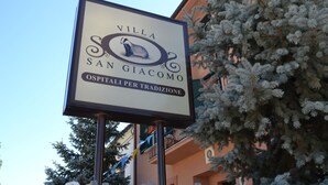 A sign for Villa San Giacomo, indicating it is a traditional hospital. - Villa San Giacomo (Scerni)