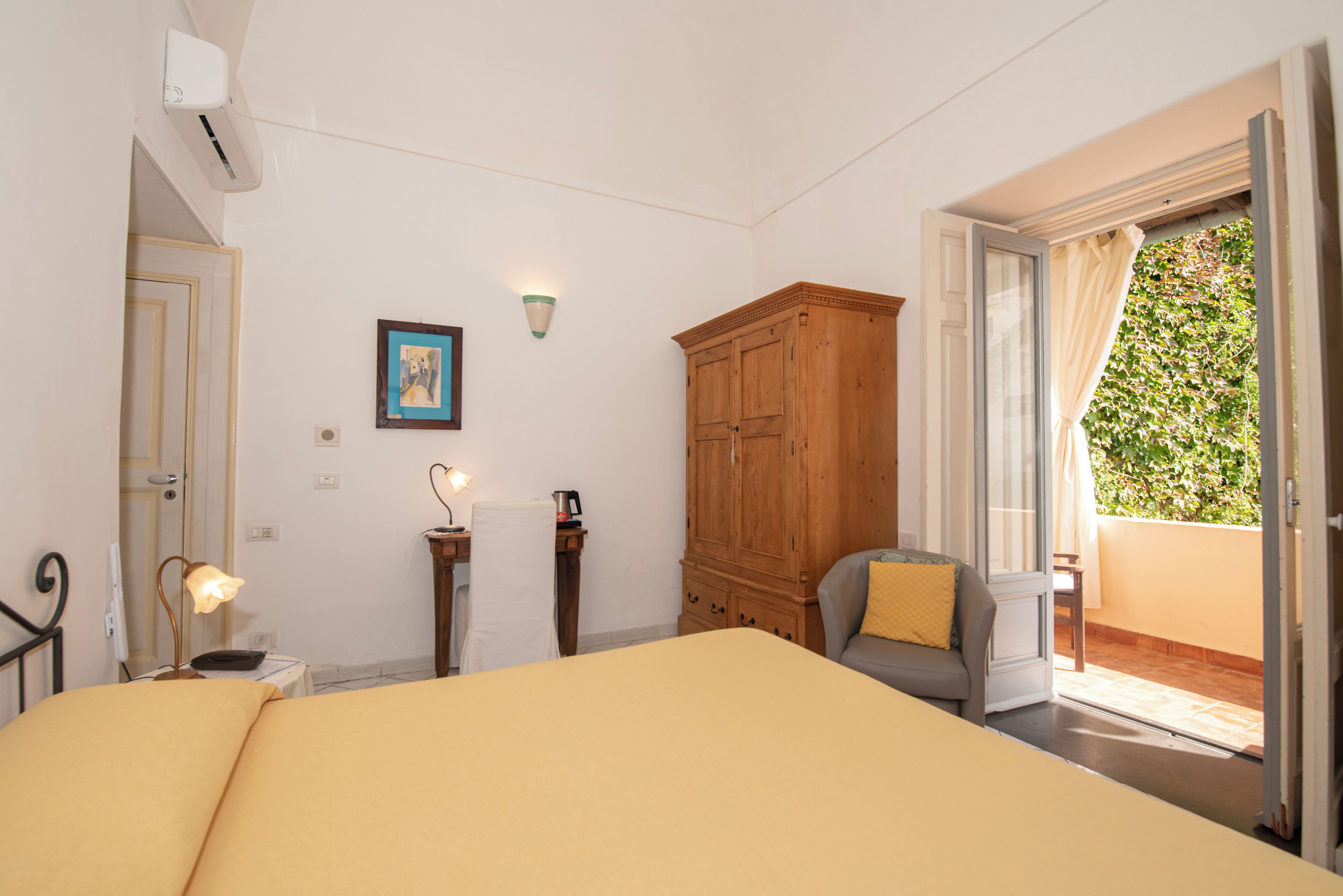 standard double room, partial sea view | 1 bedroom, minibar, in-room safe, free wifi