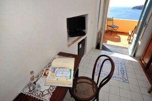 Economy Single Room, 1 Large Single Bed, Sea View | Minibar, in-room safe, free WiFi, bed sheets - La Casa sul Mare (Procida)