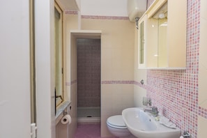 Double Room | Bathroom