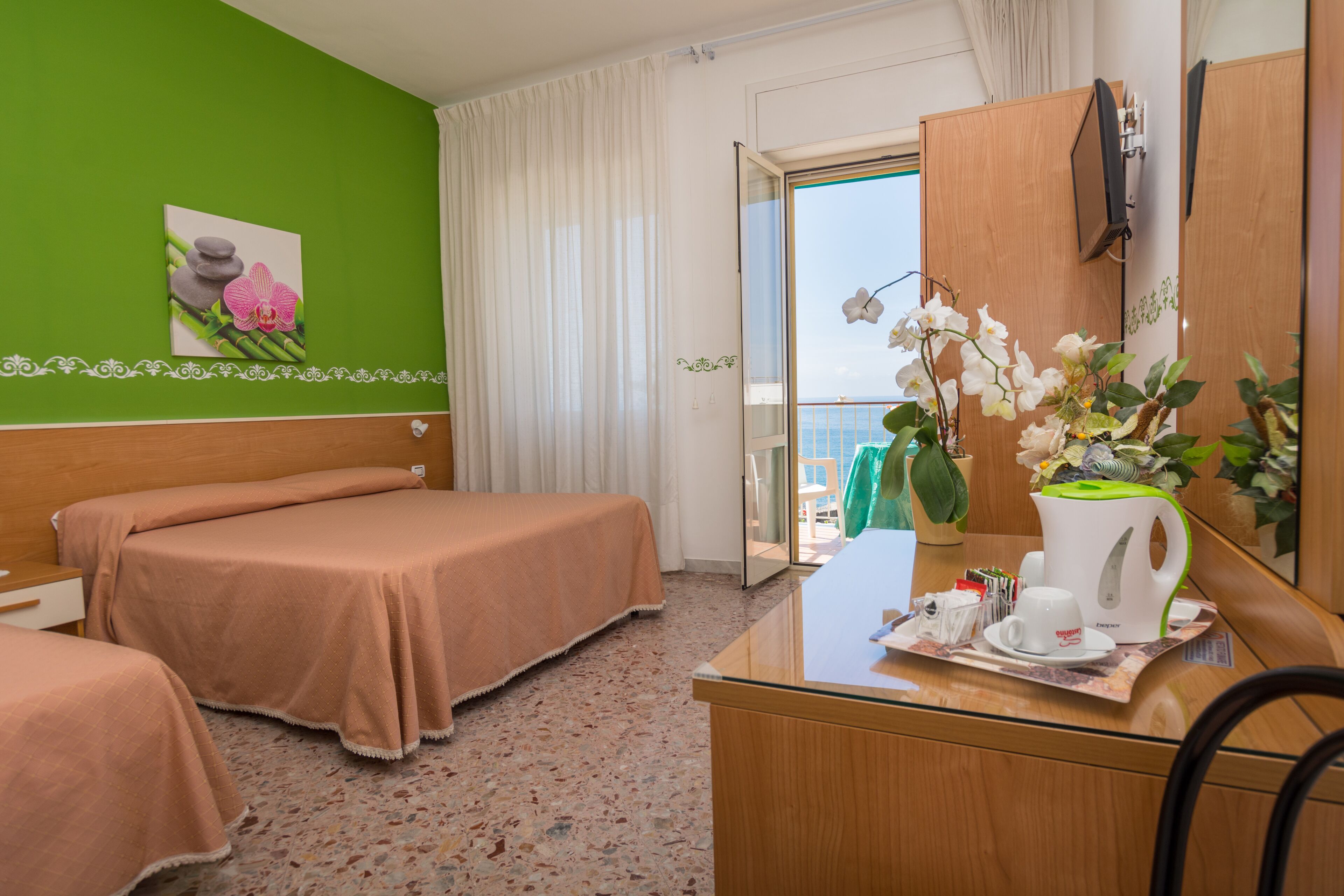 double room, sea view | minibar, desk