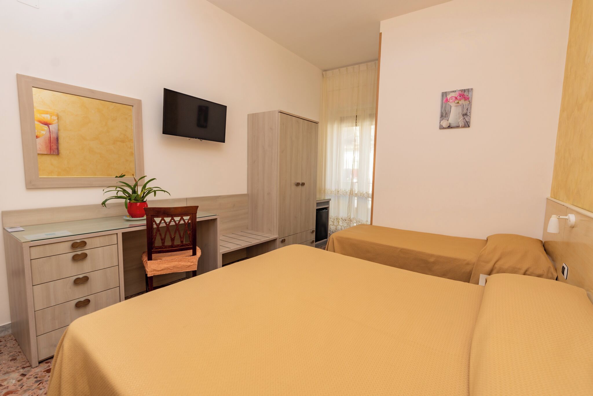 double room | minibar, desk