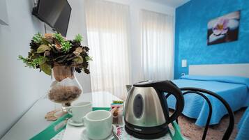 Camera doppia, vista mare | Minibar, una scrivania