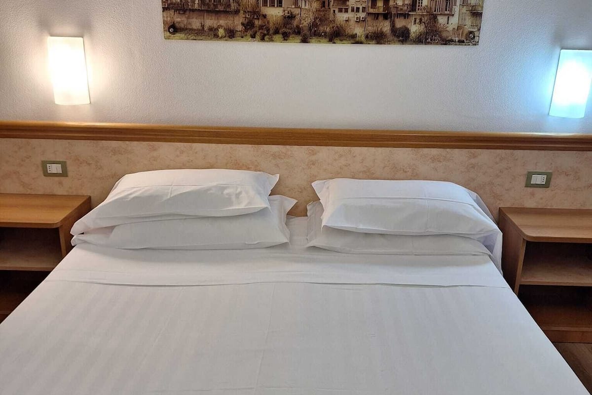 Camera Standard | Lenzuola Frette, materassi Select Comfort, minibar