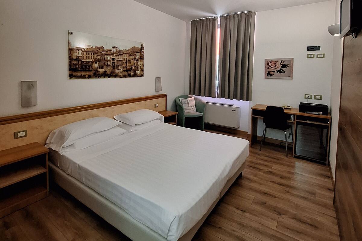 Camera Standard | Lenzuola Frette, materassi Select Comfort, minibar