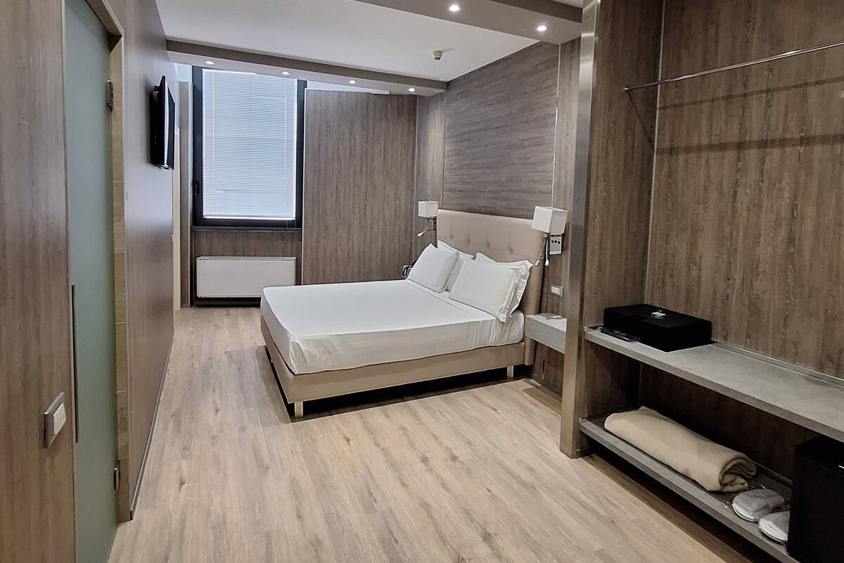 Une chambre à coucher moderne avec un lit, une coiffeuse et un dressing.