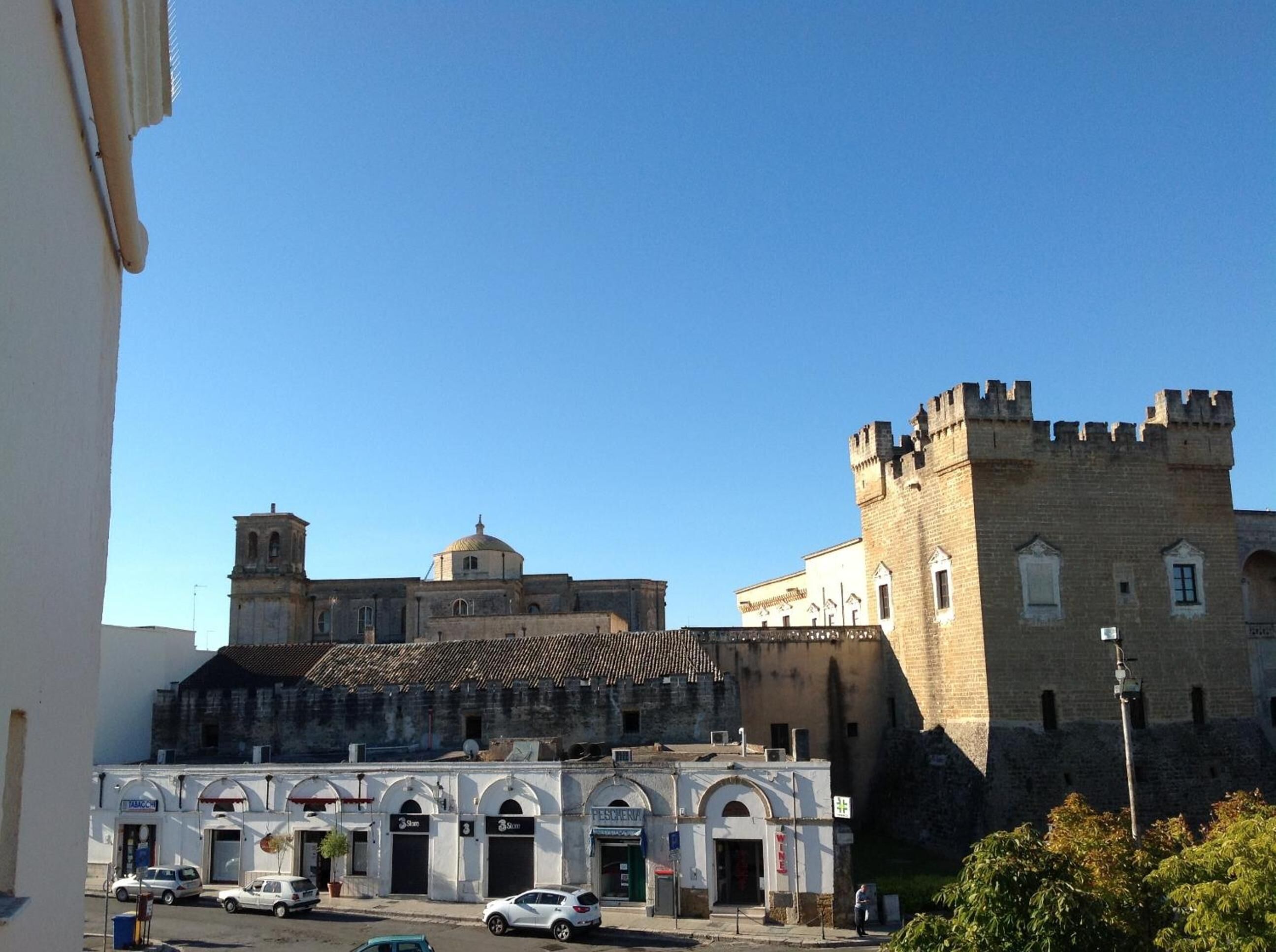 Un edificio histórico con una torre destacada y una estructura que recuerda a un castillo.