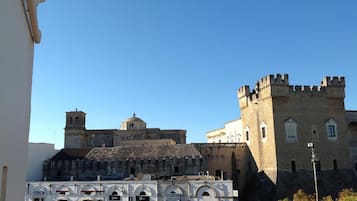 Un edificio histórico con una torre destacada y una estructura que recuerda a un castillo.