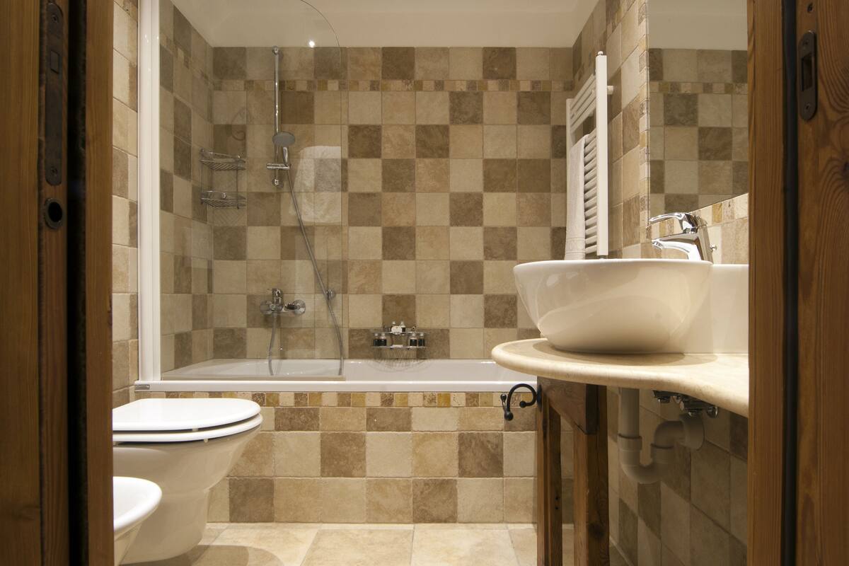 superior double room | bathroom | separate bathtub and shower, rainfall showerhead, free toiletries