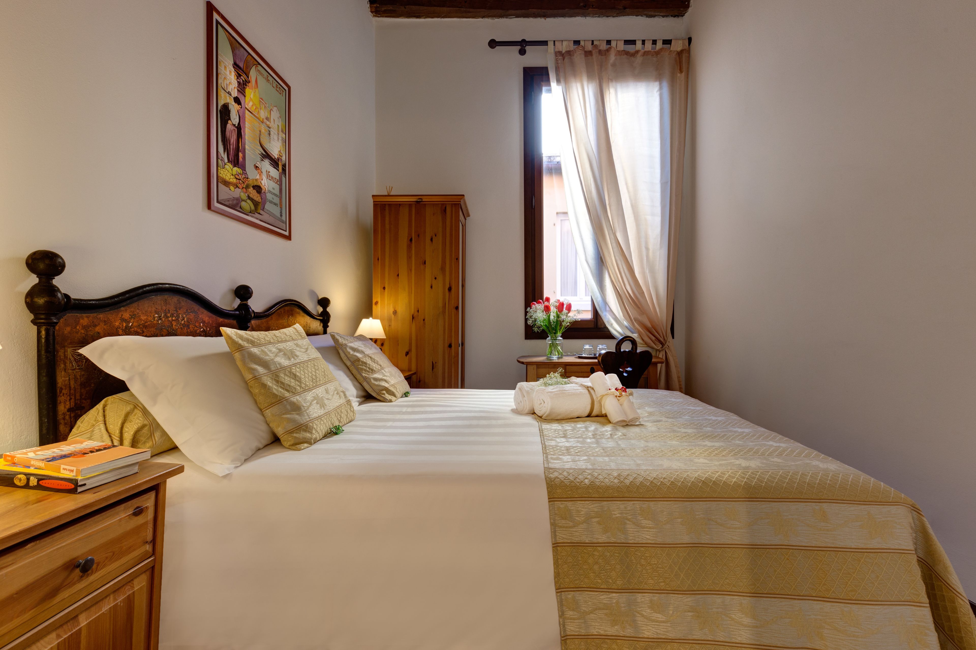 economy double room | individually decorated, individually furnished, desk, iron/ironing board