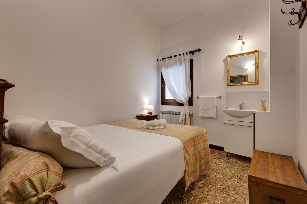 Habitación doble económica, baño compartido | Decoración personalizada, muebles diferentes y escritorio