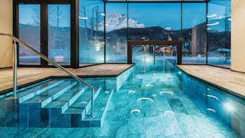 Piscina coperta, lettini