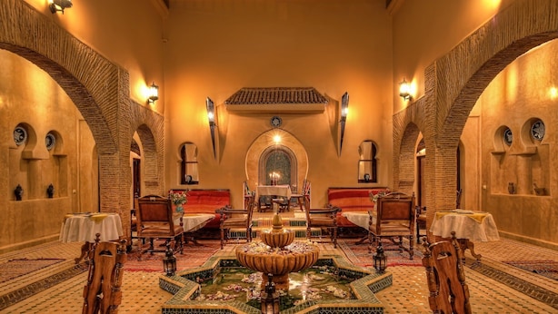 A luxurious interior with a central fountain, ornate furniture, and traditional decor. - Villa Dar Mya Palmiers (Marrakech)