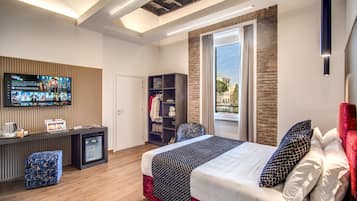 Habitación superior con 1 cama matrimonial o 2 individuales, vista a la ciudad | Ropa de cama de alta calidad y minibar