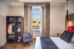 Habitación superior con 1 cama matrimonial o 2 individuales, vista a la ciudad | Ropa de cama de alta calidad y minibar 