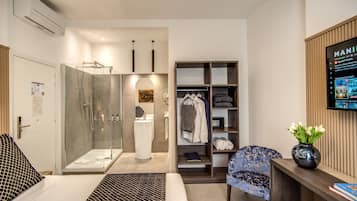 Superior Room | Bathroom | Free toiletries, hair dryer, towels