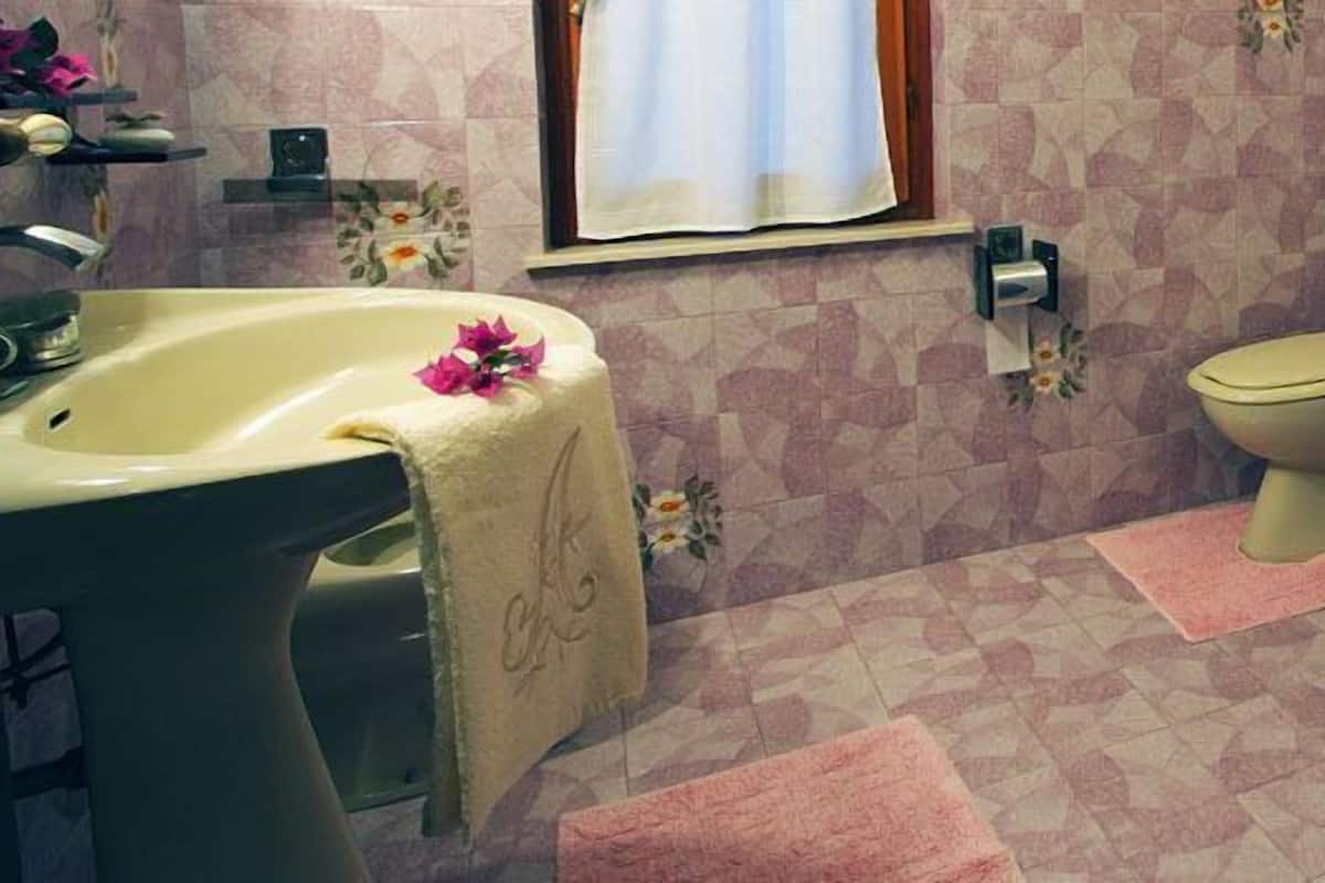 Double Room | Bathroom