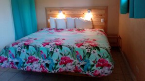 Soundproofing, iron/ironing board, WiFi (free) - Surfers Manor (Gregory Town)